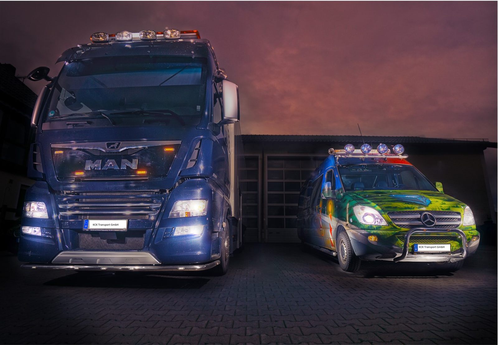 Fahrzeuge der KCK Transport GmbH vor den Werkstatt-Toren